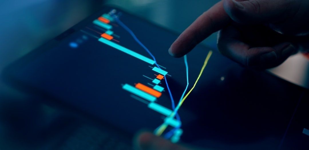 Hand som granskar färgkodad information på en digital skärm