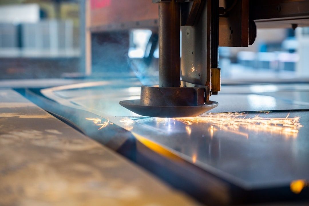 Industriellt skärhuvud skär i en blank metallskiva med gnistor