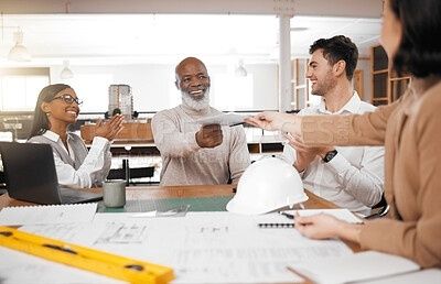 Ingenjörsteam samarbetar kring ritningar och modeller vid ett kontorsmöte
